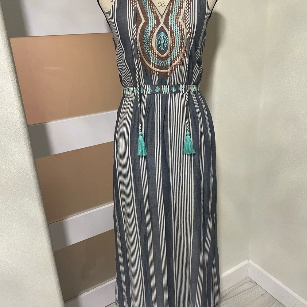 ⭐️ THML White and Gray Sleeveless Maxi Dress